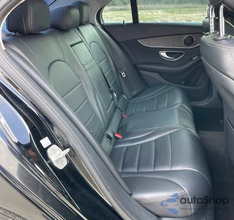 2016 Mercedes-Benz C 300 z USA, uszkodzony, nr VIN 55SWF4JB9GU141675